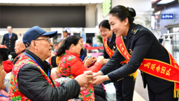 辽宁2026年首趟银发旅游专列从大连启程