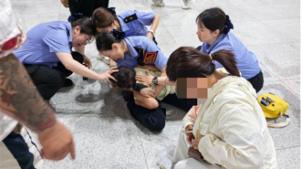 1分钟黄金急救！中铁渤海轮渡工作人员成功施救窒息孩童