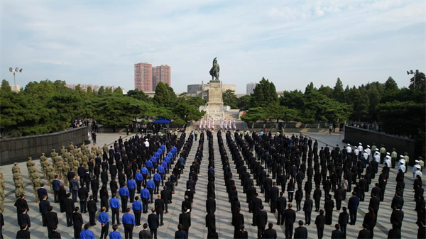 锦州军地举行烈士纪念日祭扫活动 深切缅怀革命先烈_fororder_锦州军区1