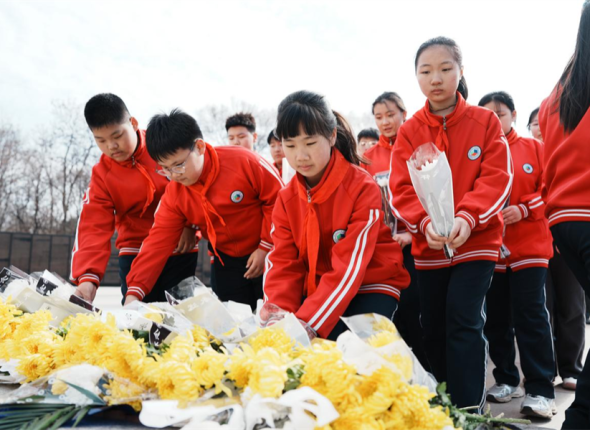 沈阳市于洪区东北英才学校举行抗美援朝烈士陵园祭扫活动_fororder_大图2_副本