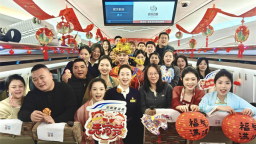 高铁载福闹元宵 温情相伴赴团圆