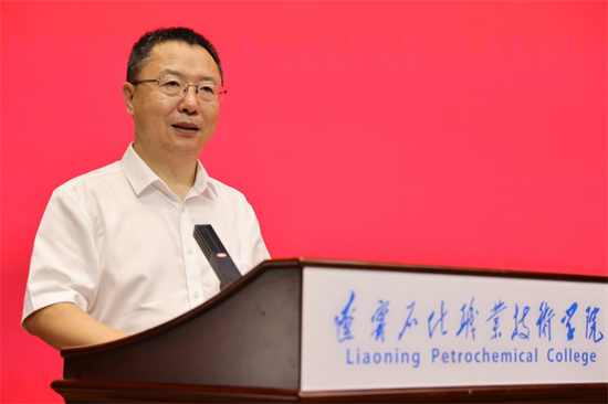 教师节当天 辽宁石化职业技术学院邀请行业专家讲授开学第一课_fororder_杨薇教师节3