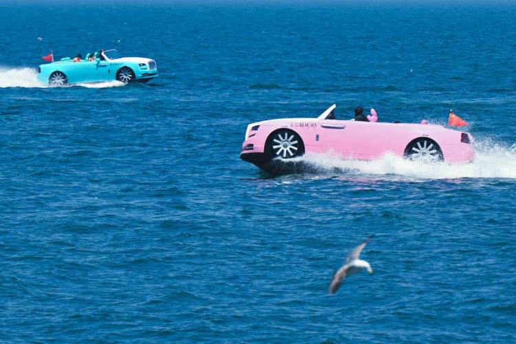 大连：大船穿楼 海上飞“车”