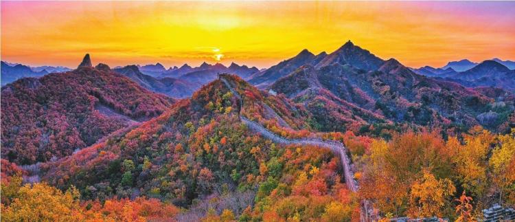 长城绵延铺锦绣