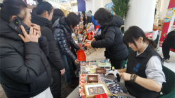 锦州高速服务区办起年货大集