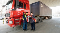 中意人寿辽宁省分公司驻点加油站 守护“两司”群体金融权益