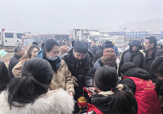 大连普兰店区：皮口大集年味浓 年货满满喜气盈