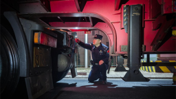 丹东出入境边防检查站：以夜色为盾 守国门平安