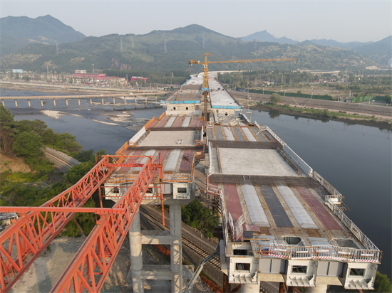 （待核实）本桓高速威宁互通B、C匝道上跨铁路钢箱梁顶推施工完成_fororder_中铁本桓高速项目一工区1