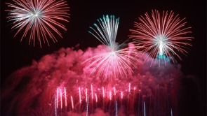 大连市普兰店区“星耀莲城”跨年焰火秀璀璨绽放