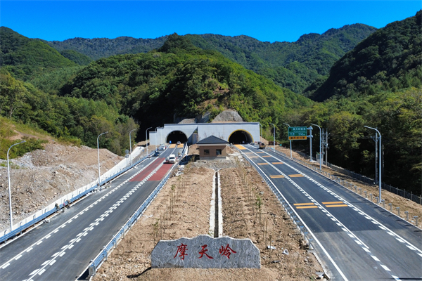 振兴东北又一力作 本桓宽高速公路正式通车运营_fororder_中铁本桓公司3
