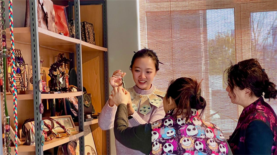 非遗玩出新花样 方氏皮箱传承基地亮相红梅文创园 非遗玩出新花样 方氏皮箱传承基地亮相红梅文创园_fororder_常红梅2