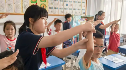 沈阳航空实验小学举行新队员入队仪式