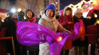 当春灯会遇上麦克风：百人K歌燃爆沈阳碧塘公园