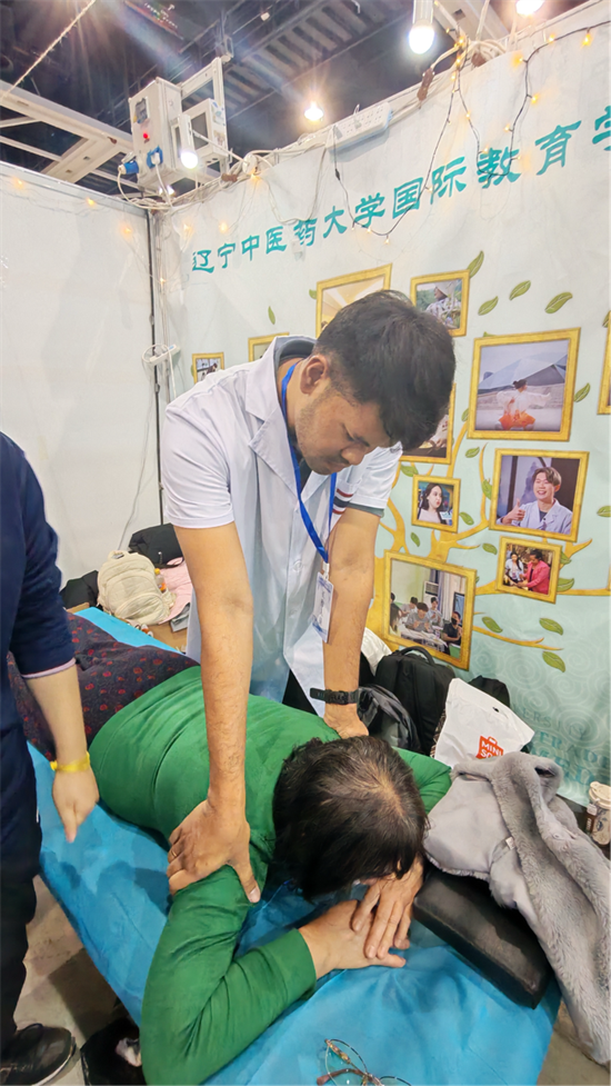 （待核实）辽宁中医药大学第二届中医药文化夜市（膏方节）再度火出圈儿 国际教育学院学生参与其中深受欢迎_fororder_杨薇中国医药大学4