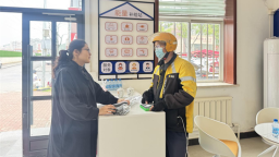 歇脚能充电 渴了有水喝 大连普兰店爱心驿站暖了“城市摆渡人”