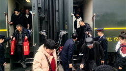 铁路列车乘务员，春运路上的温暖“搀扶者”