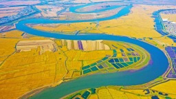 辽河大转湾，金秋丰收景