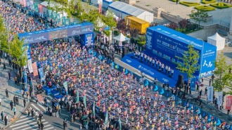 蒙牛·2025第35届大连马拉松赛鸣枪起跑
