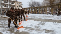 盘锦：学雷锋践初心 迷彩情暖养老院