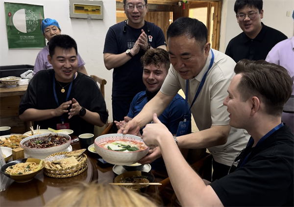 海外博主沈阳行：稻浪里的生日歌 笔锋间的“沈阳”情_fororder_沈阳行第三天4