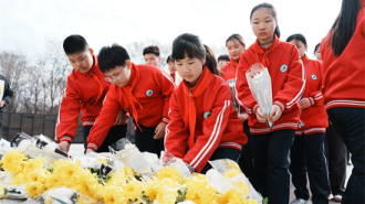 沈阳市于洪区东北英才学校举行抗美援朝烈士陵园祭扫活动