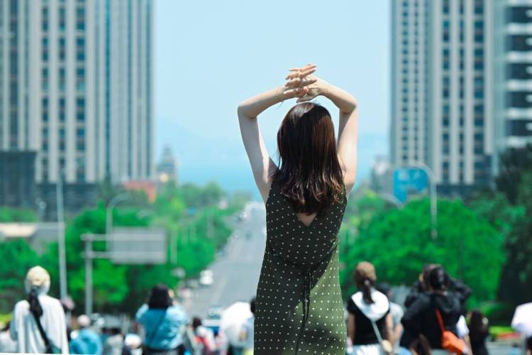 大连：大船穿楼 海上飞“车”