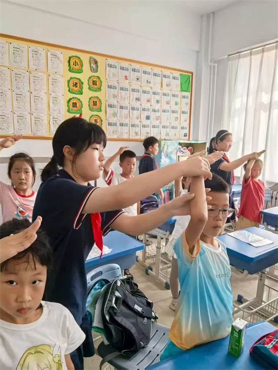 沈阳航空实验小学举行新队员入队仪式_fororder_教育航空1