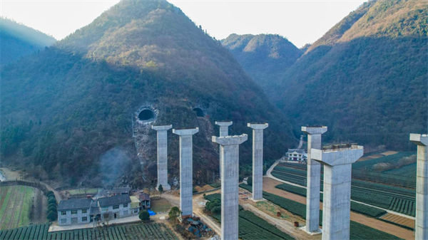 智“斗”超级大溶洞！宜来高速月山隧道双幅贯通