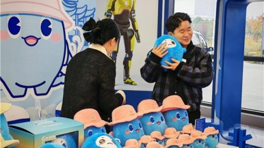 坐空轨 看勾践剑 观人形机器人 泰国学子“知音”之旅大饱眼福