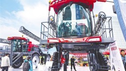 智能拖拉机可24小时干活 专用机器人采摘猕猴桃  全球2500家企业奔赴武汉这场国际展会