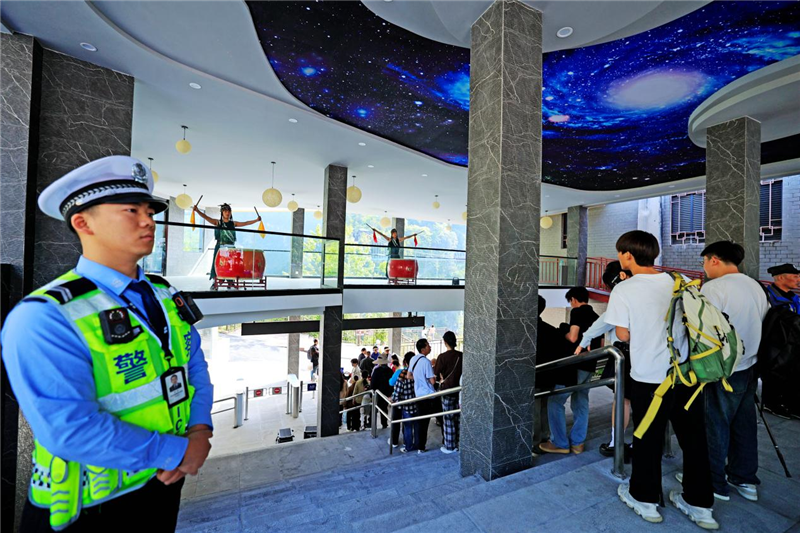“五一”接待量同比增五成 湖北恩施地心谷景区火爆而有序​_fororder_图片2