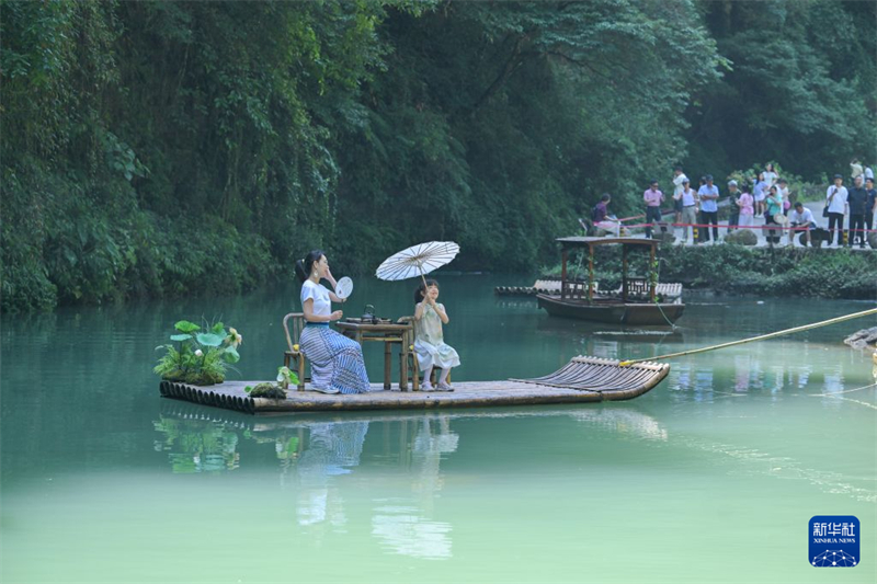 湖北宣恩:游绿水青山 享夏日清凉
