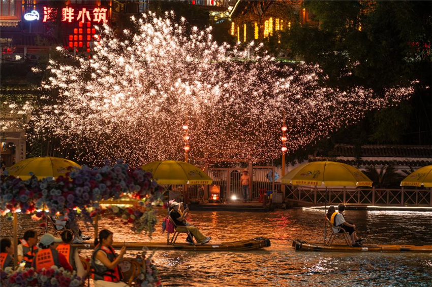 湖北宣恩：一河夜色起 精彩夏日游_fororder_20250710f5191c79d39242c9850477fce27886df_ce518a4c5a8a480eacd3de4a459f6e3c