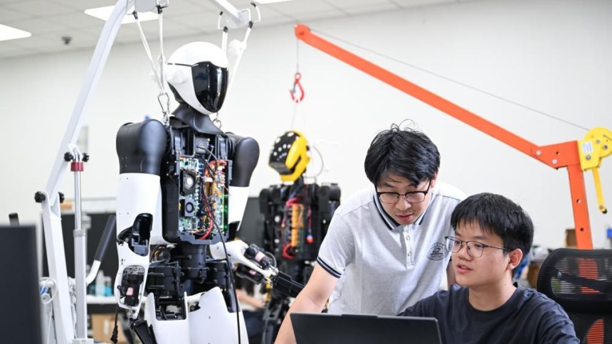 湖北：新生代科研力量助推人形机器人加速成长_fororder_202507018de6a4db5aa547c1965d82e8