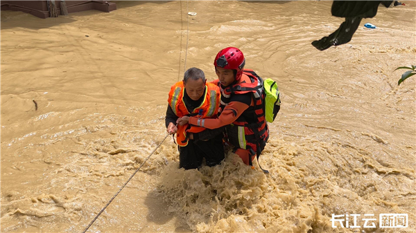 湖北咸丰遭遇强降雨险情 消防等救援力量转移受灾群众1.8万余人_fororder_0d374cd197ec4c0256e380c262ca1021