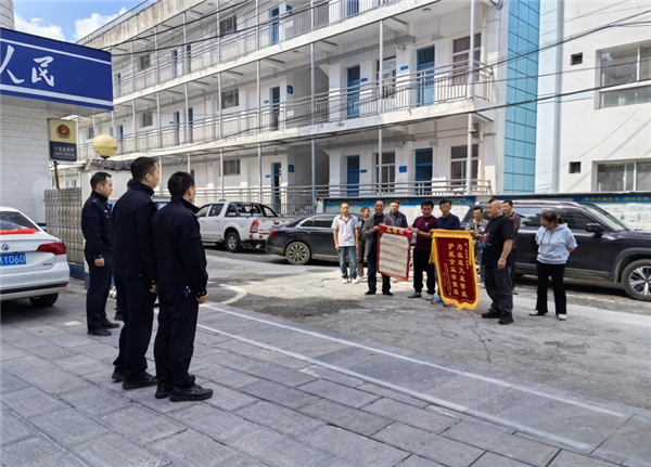 番茄款拖欠半月 民警跨省为28户村民追回“丰收钱”_fororder_01