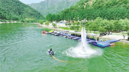 南河小三峡解锁山水新玩法 水上飞人让游客尖叫连连