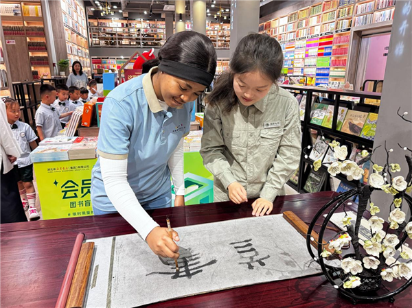 湖北黄冈：墨香绣韵庆端午 文化交融普新篇_fororder_图片46