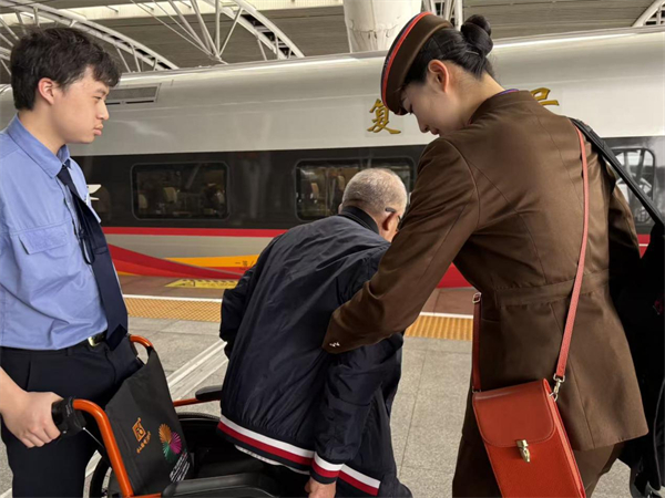 高铁暖心服务:七旬老人出行遇困难 列车员全程守护获点赞