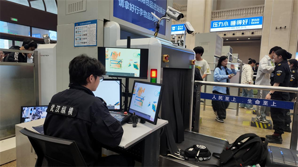 武汉万名保安值守双节 织密城市安全网向祖国献礼_fororder_图片24