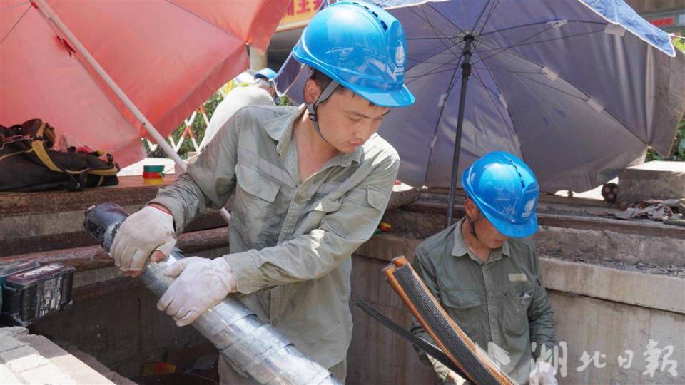 两湖隧道秦园路断面电力电缆迁改完成
