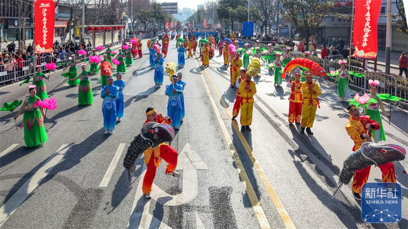 湖北荆州：民俗巡游年味浓_fororder_0b2cbbb93fd44df2a1b776cc6c812301