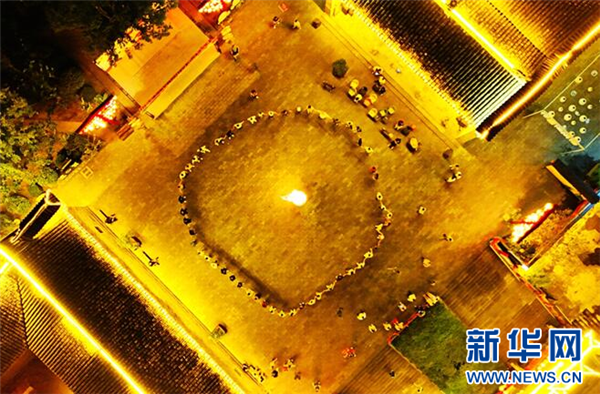 湖北竹山：中外学子领略庸文化 圣水湖畔篝火铁花迎客_fororder_20250805fe1985d2dca14aed9ac356b0e6e76d06_20250805a74357df25fc4af489761bae2528ee69