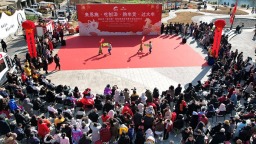 湖北恩施：土家年味浓 山寨“刨汤”香