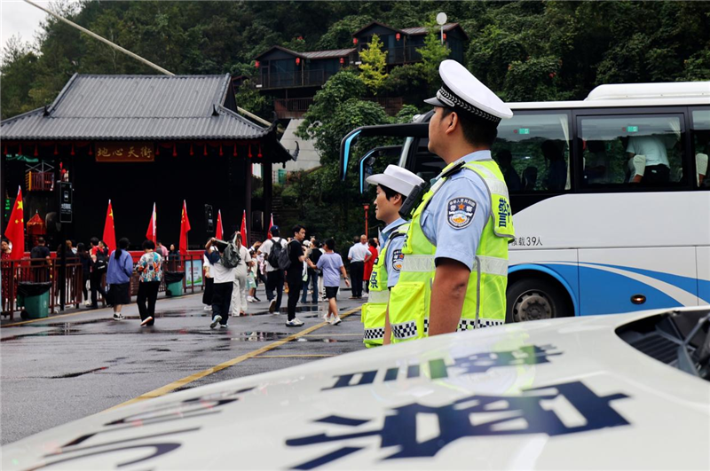 湖北恩施地心谷国庆假期客流创新高 “地心奇航”与非遗展演成亮点_fororder_01