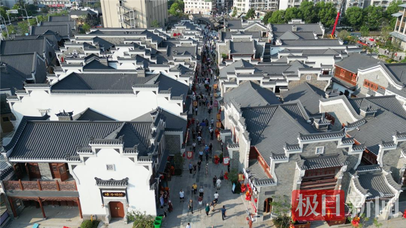 荆门千年民主街点燃 “荆彩一夏”_fororder_微信图片_20250804092630