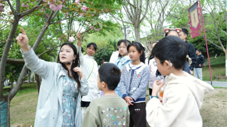 课堂搬到花树下 武汉龟山公园上演一场浪漫的自然课堂