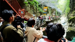 百辆房车汇聚地心谷 恩施州第二届露营大会即将启幕