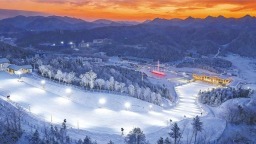 兴山昭君国际滑雪场扩建升级后开板迎客 夜滑项目成年轻人新宠